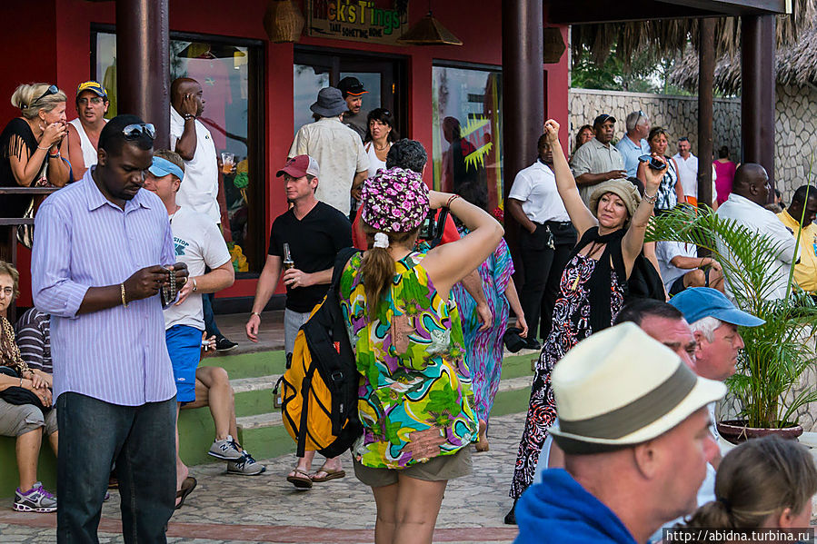 Закат в культовом Rick`s cafe Негрил, Ямайка Закат в культовом Rick`s cafe Негрил, Ямайка