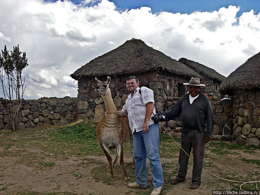 Хозяйский двор местных жителей в горах Перу Атункалла, Перу