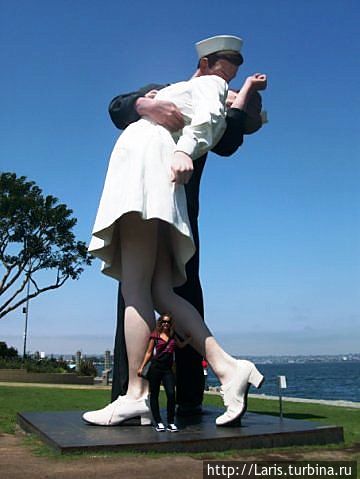 Этого памятника, посвященного окончанию 2-й мировой в Сан — Диего уже нет. Его перевезли в другой город. А жаль Этого памятника, посвященного окончанию 2-й мировой в Сан — Диего уже нет. Его перевезли в другой город. А жаль