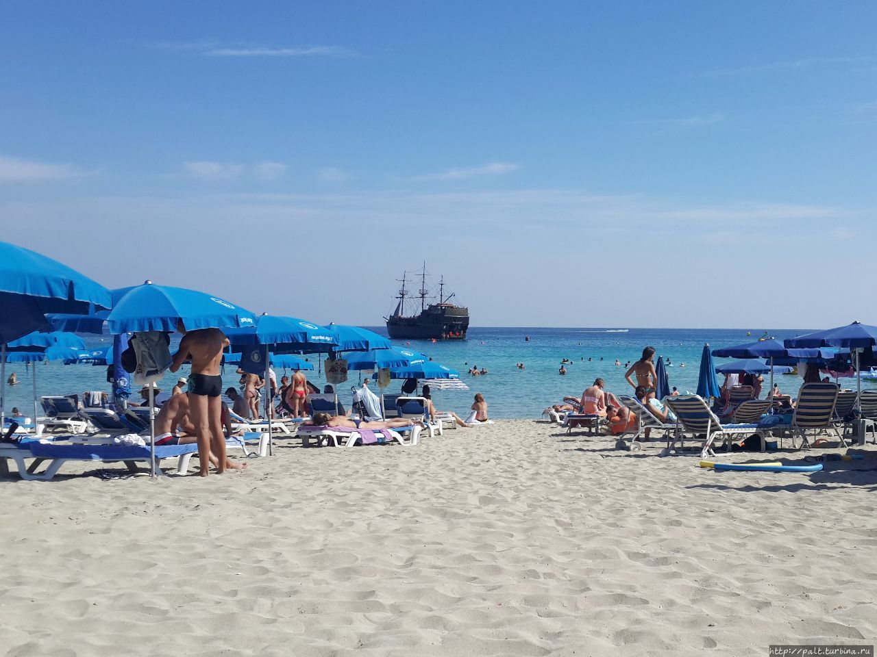 И пиратская Черная жемчужина не проходит мимо Конноса Протарас, Кипр