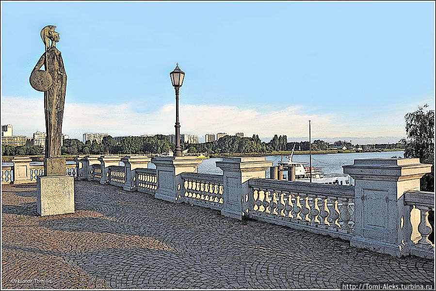 Набережная в центре города. Честно говоря, река не произвела на меня большого впечатления, может, потому, что порт находится дальше. И корабликов на реке мы почти не увидели...
* Набережная в центре города. Честно говоря, река не произвела на меня большого впечатления, может, потому, что порт находится дальше. И корабликов на реке мы почти не увидели...
*