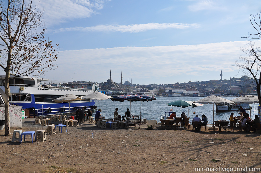Никакой толкотни и много свободных мест, прямо у воды. Стамбул, Турция