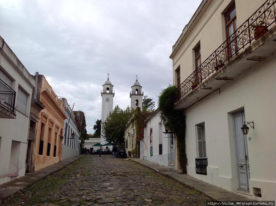 В 1680 году португальцы построили на левом берегу залива Ла-Плата, напротив Буэнос-Айреса, город-крепость Колония-дель-Сакраменто; этот форт использовался португальцами и англичанами как база контрабандистов, нелегально ввозивших товары в Буэнос-Айрес. Колония-дель-Сакраменто, Уругвай