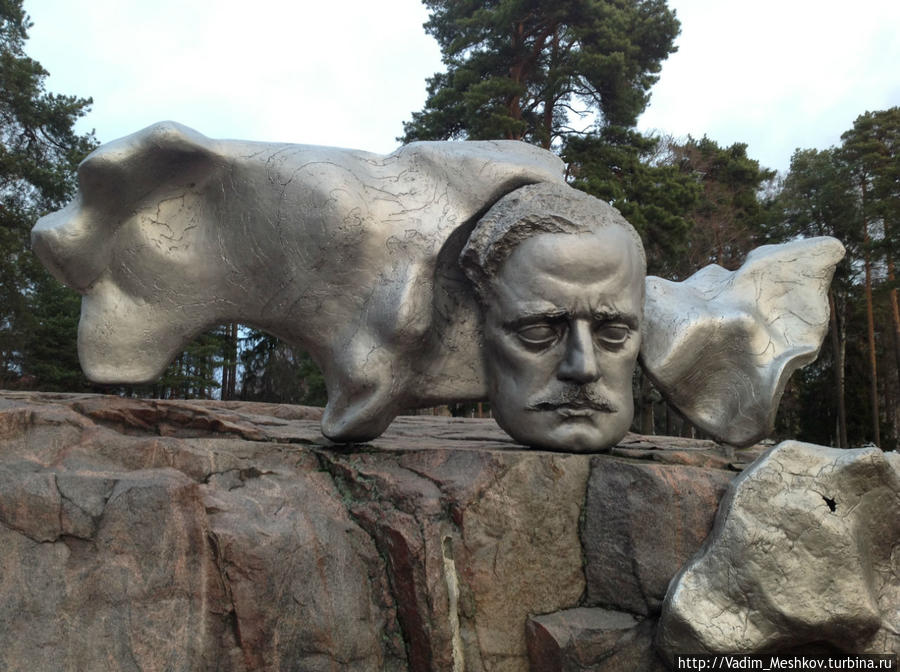 Рядом изображен и сам композитор Сибелиус – в облике огромной бронзовой головы. Хельсинки, Финляндия