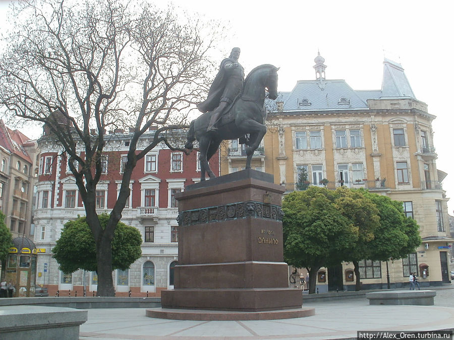Памятник Даниилу установлен в 2001, князь Галицко-Волынского Княжества принял королевский титул в 1253 году, в его правление основан Львов. Львов, Украина
