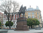 Памятник Даниилу установлен в 2001, князь Галицко-Волынского Княжества принял королевский титул в 1253 году, в его правление основан Львов.