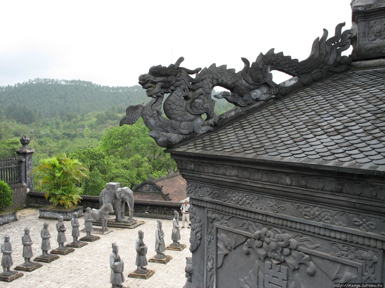 Хюэ. Гробница  императора Кхай Диня. Вид сверху Хюэ, Вьетнам
