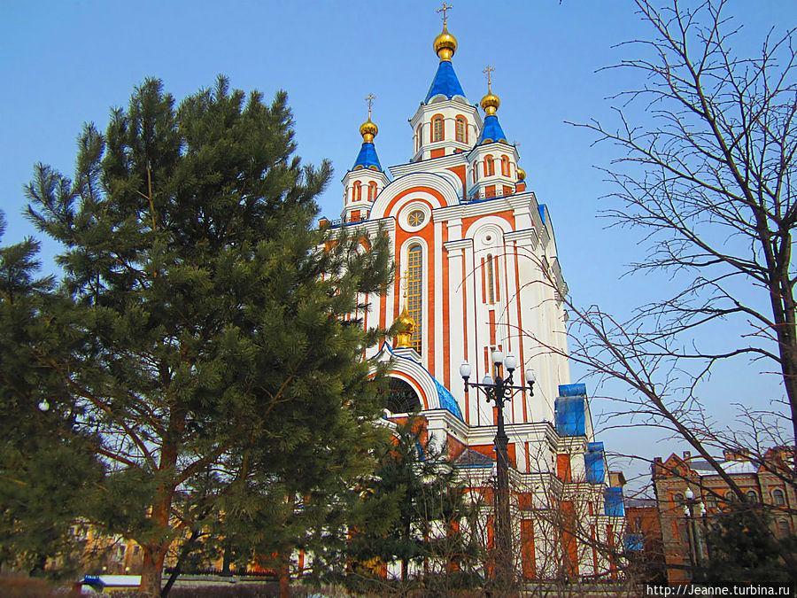 Храм на Комсомольской площади перед входом на набережную. Хабаровск, Россия