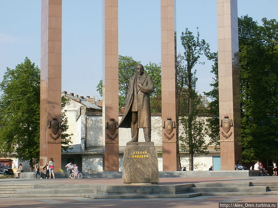 Памятник Степану Бандере установлен в 2001 году. Львов, Украина