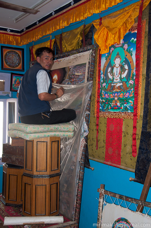 Художественная мастерская. Как правило, вход в такие мастерские свободный, так что можно зайти в любую из них и понаблюдать за работой мастеров. Понравившиеся картины можно унести с собой, за умеренную плату, конечно. Художественная мастерская. Как правило, вход в такие мастерские свободный, так что можно зайти в любую из них и понаблюдать за работой мастеров. Понравившиеся картины можно унести с собой, за умеренную плату, конечно.