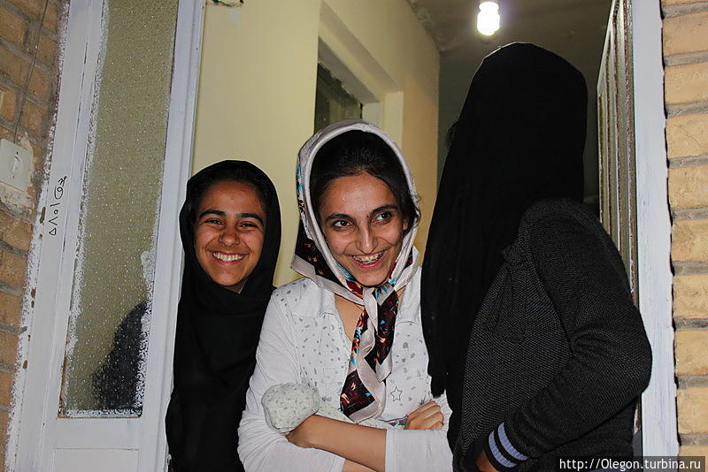 Улыбчивые и приветливые иранки Хорремабад, Иран