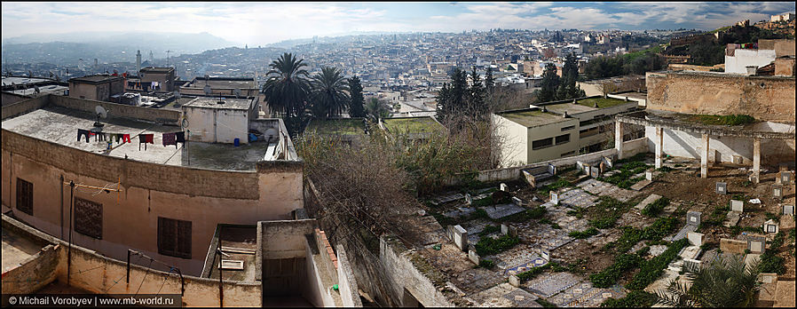 Справа кладбище, слева живут люди Фес, Марокко