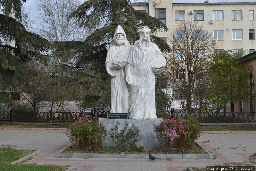 Памятник Ивану (Ованесу) и Габриелу Айвазовским / Monument of Ivan (Ovanes) and Gabriel Aivazovskiy