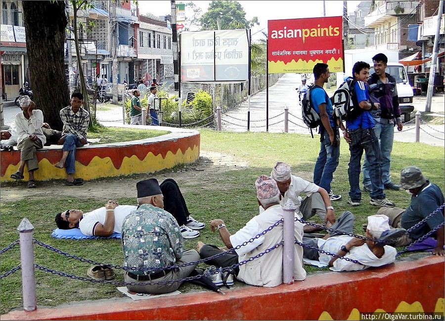 Вот, к примеру, группа почтенных непальцев расположилась на газончике, постелив газетку на всякий случай и ... сняв обувь. Зачем только — не знаю. Может, чтобы ноги отдохнули.... Покхара, Непал