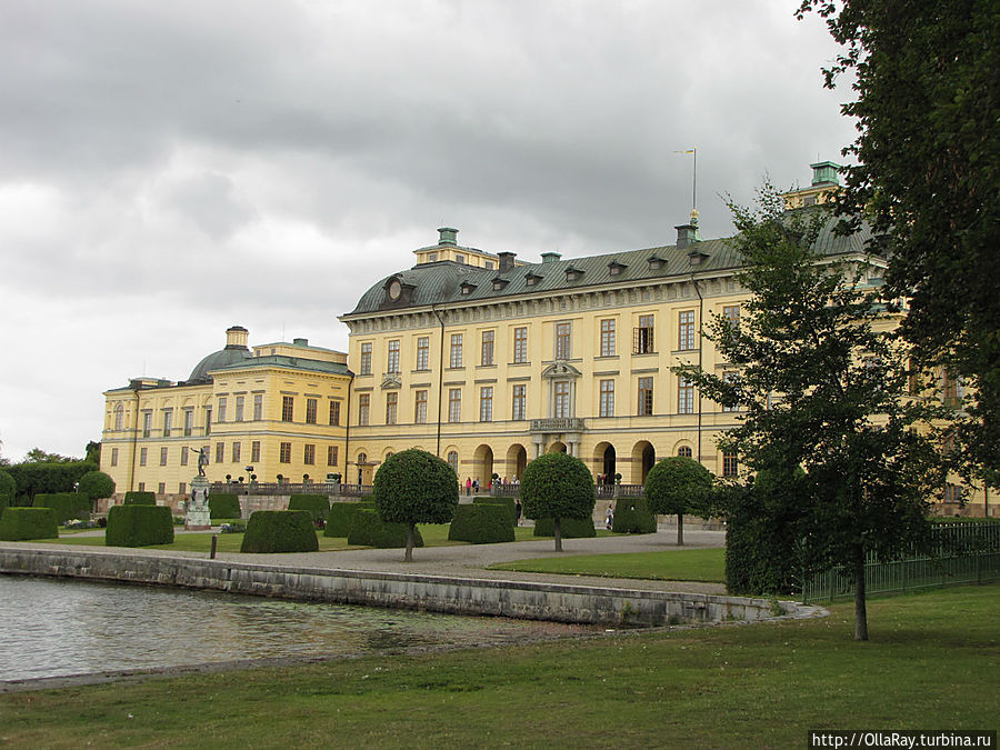 История дворца начинается в 16 веке, когда король Юхан III построил его для своей жены Катерины Ягеллонки. Дротнингхольм, Швеция