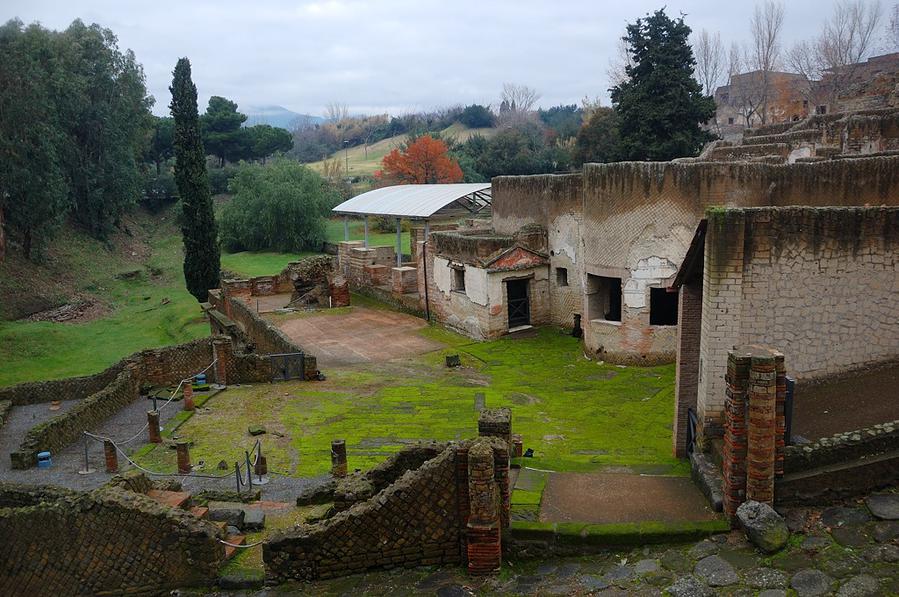 Начинаем осмотр знаменитого города, который почти 2000 лет был засыпан пеплом Помпеи, Италия
