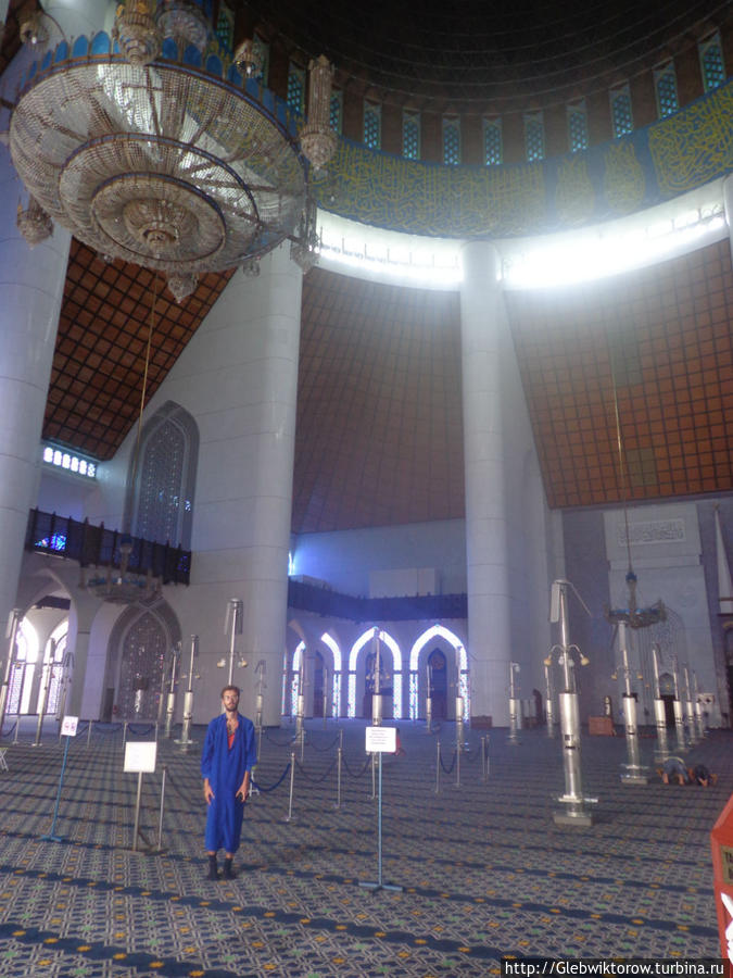 Посещение голубой мечети в Шах-Аламе