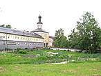 Святые ворота и монашеские кельи — вход на территорию Большого Успенского монастыря.