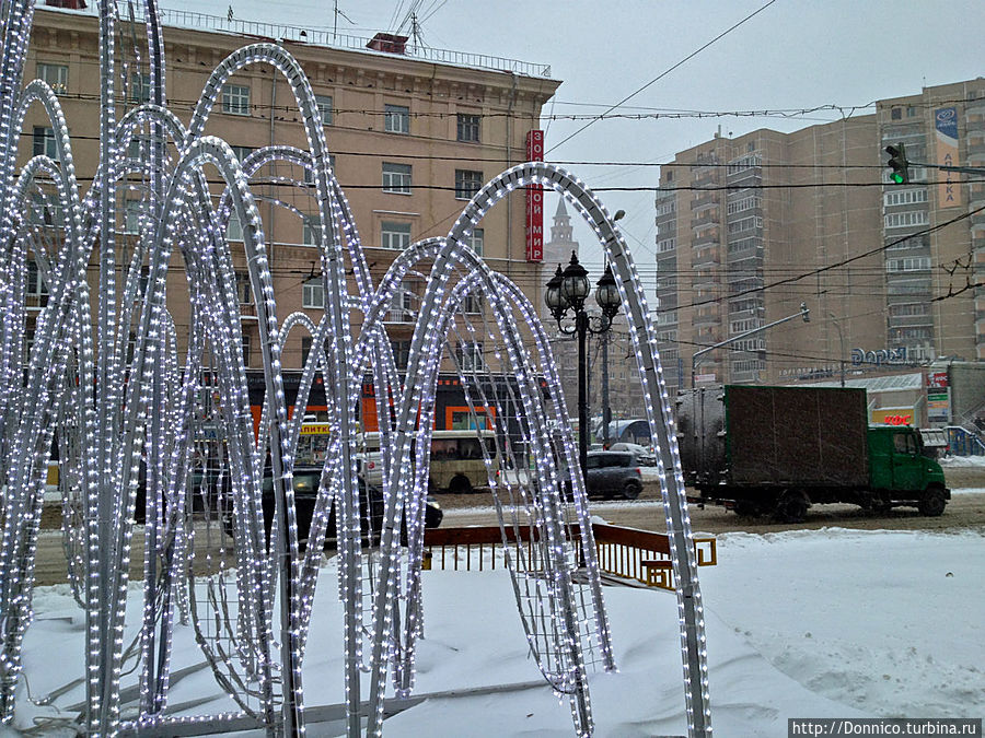фонтан интересно трансформировался в зимний наряд и оброс светящимися сосульками Москва, Россия
