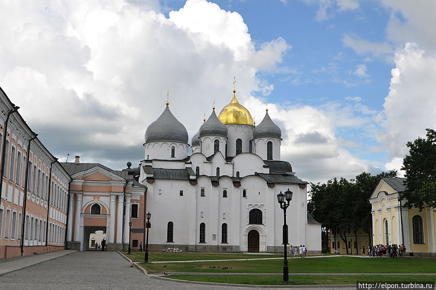 … На кресте центрального позолоченного купола собора — фигурка голубя. По легенде, голубь окаменел от ужаса, когда увидел побоище, устроенное Иваном Грозным над непокорными новгородцами в 1570 году. Считается, пока голубь не слетит с креста, город будет им храним. … На кресте центрального позолоченного купола собора — фигурка голубя. По легенде, голубь окаменел от ужаса, когда увидел побоище, устроенное Иваном Грозным над непокорными новгородцами в 1570 году. Считается, пока голубь не слетит с креста, город будет им храним.