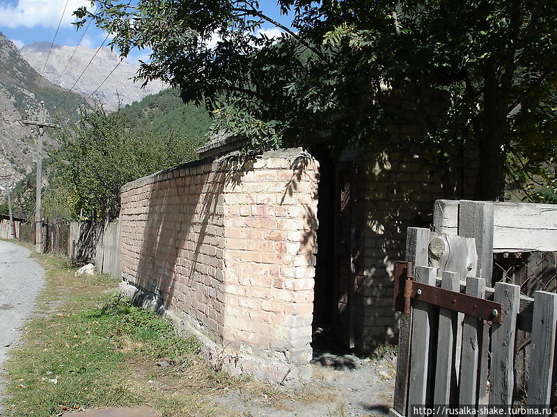 А это школьный туалет. Расположен через дорогу от учебного здания. Нузал, Россия