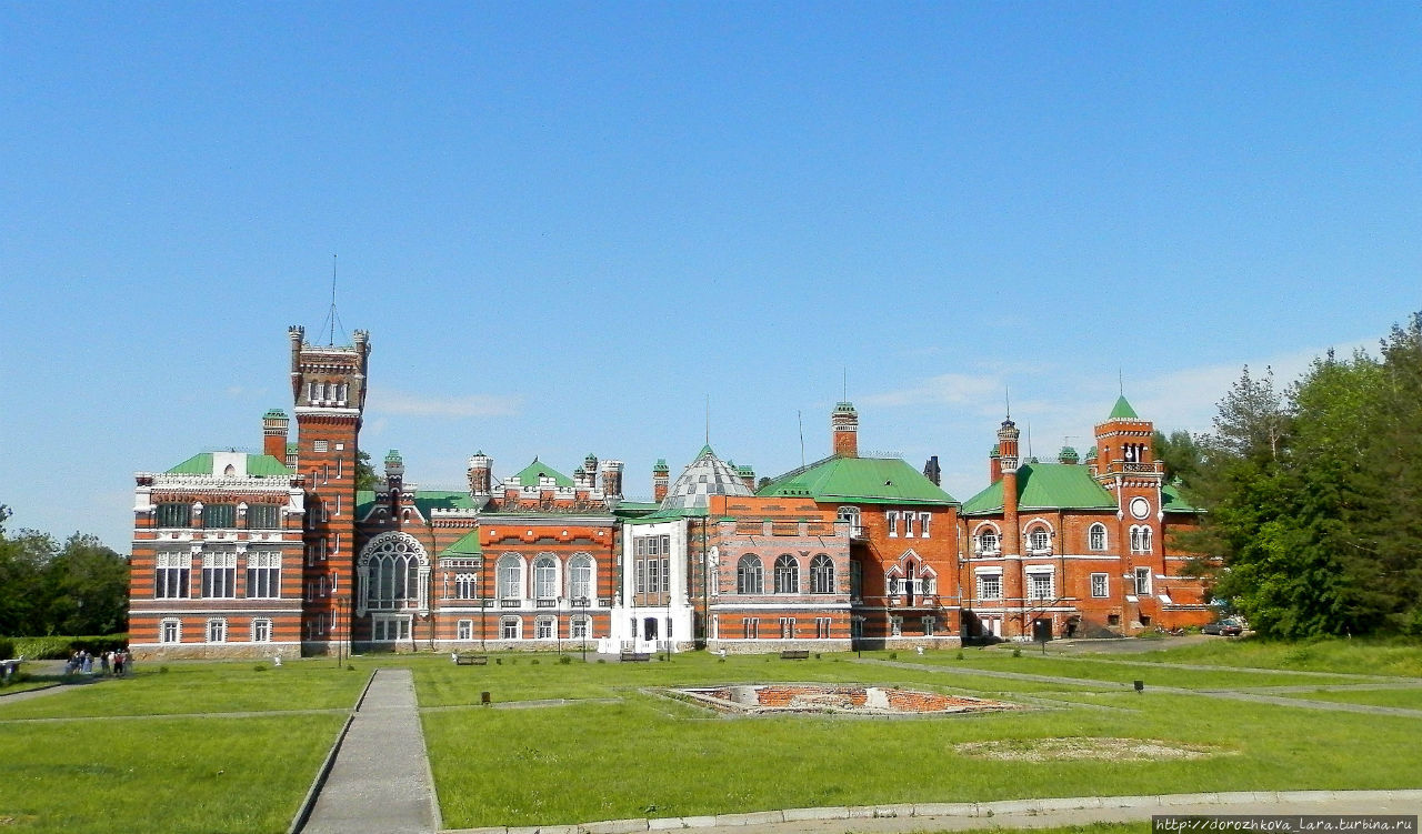 Шереметевский замок с Волги Юрино, Россия Шереметевский замок с Волги Юрино, Россия