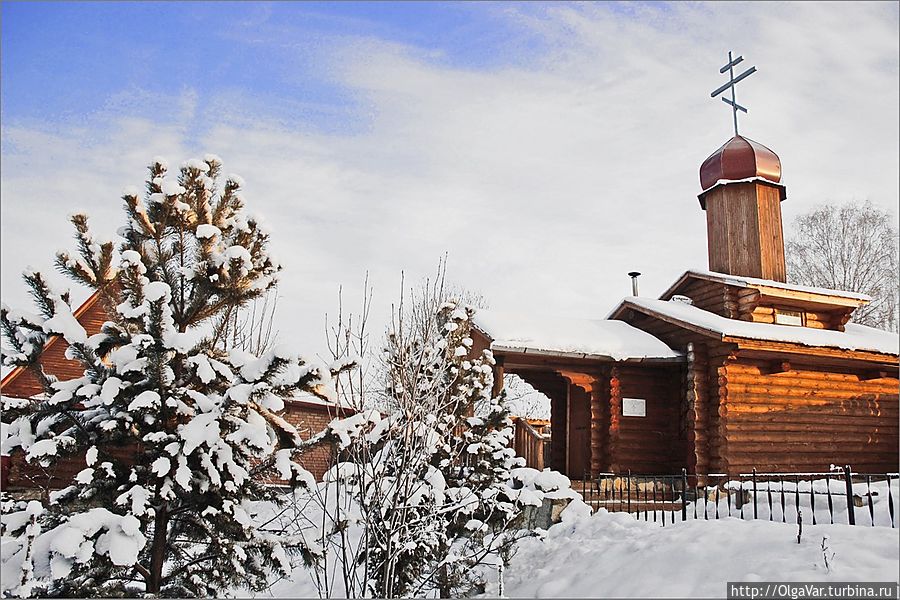 Часовенка в деревне Верхние Таволги
Грязи нет, весь двор одело, посветлело, побелело — видно есть мороз.
Не колючий, светло-синий по ветвям развешан иней — Погляди хоть ты!
Словно кто-то тороватый свежей, белой, пухлой ватой все убрал кусты.
(А. Фет) Часовенка в деревне Верхние Таволги
Грязи нет, весь двор одело, посветлело, побелело — видно есть мороз.
Не колючий, светло-синий по ветвям развешан иней — Погляди хоть ты!
Словно кто-то тороватый свежей, белой, пухлой ватой все убрал кусты.
(А. Фет)
