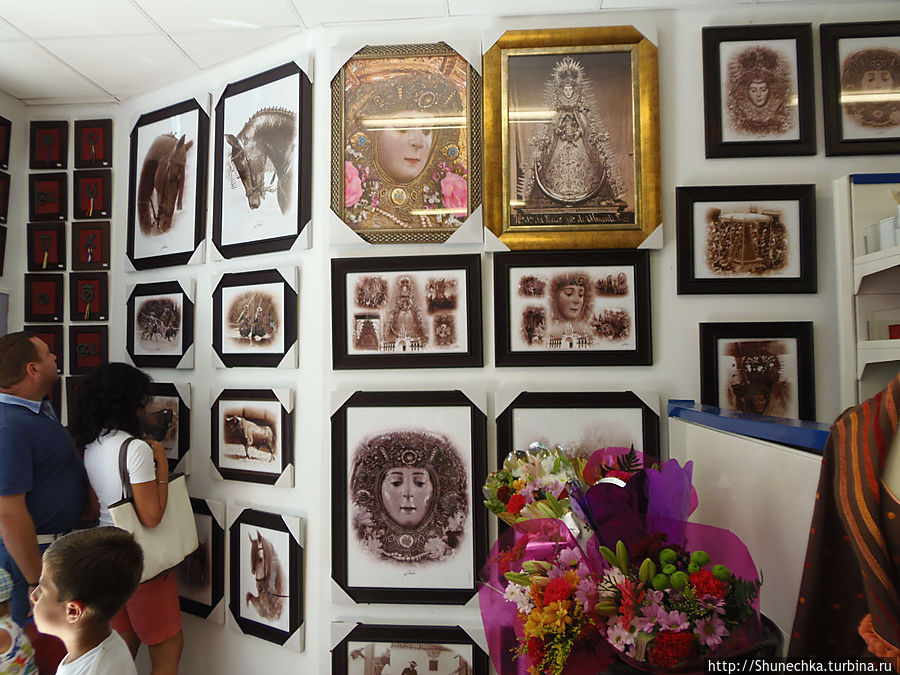 Магазин, в котором продаются сувениры, посвященные Деве Росио Альмонте, Испания