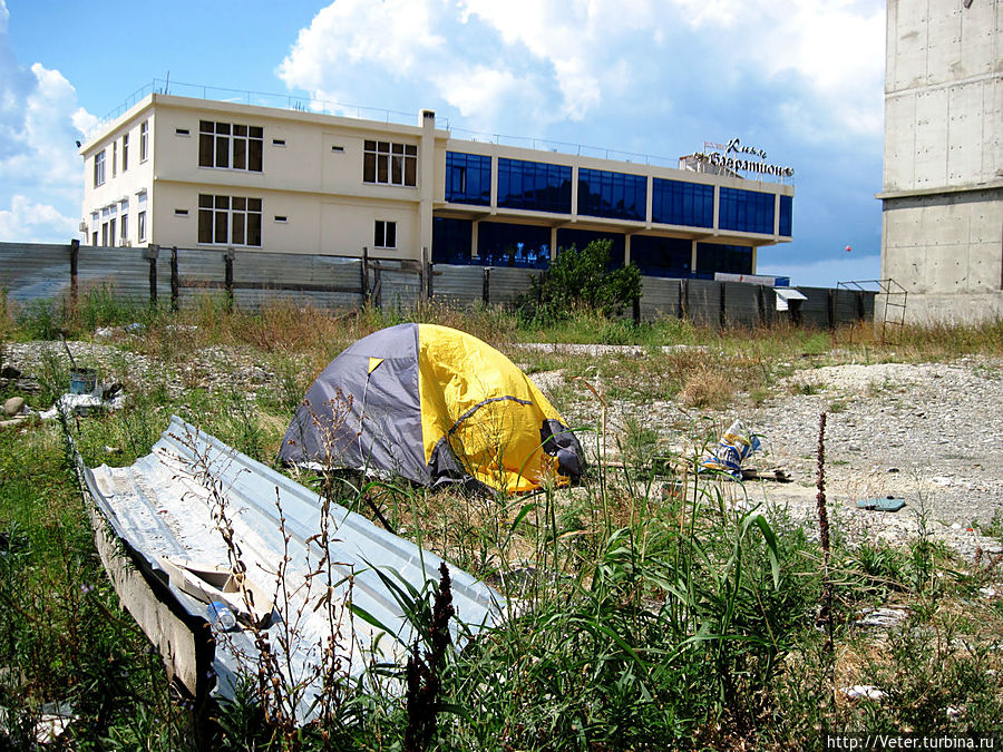Без колышков наша палатка вновь имела крайне удручающий вид.. Без колышков наша палатка вновь имела крайне удручающий вид..