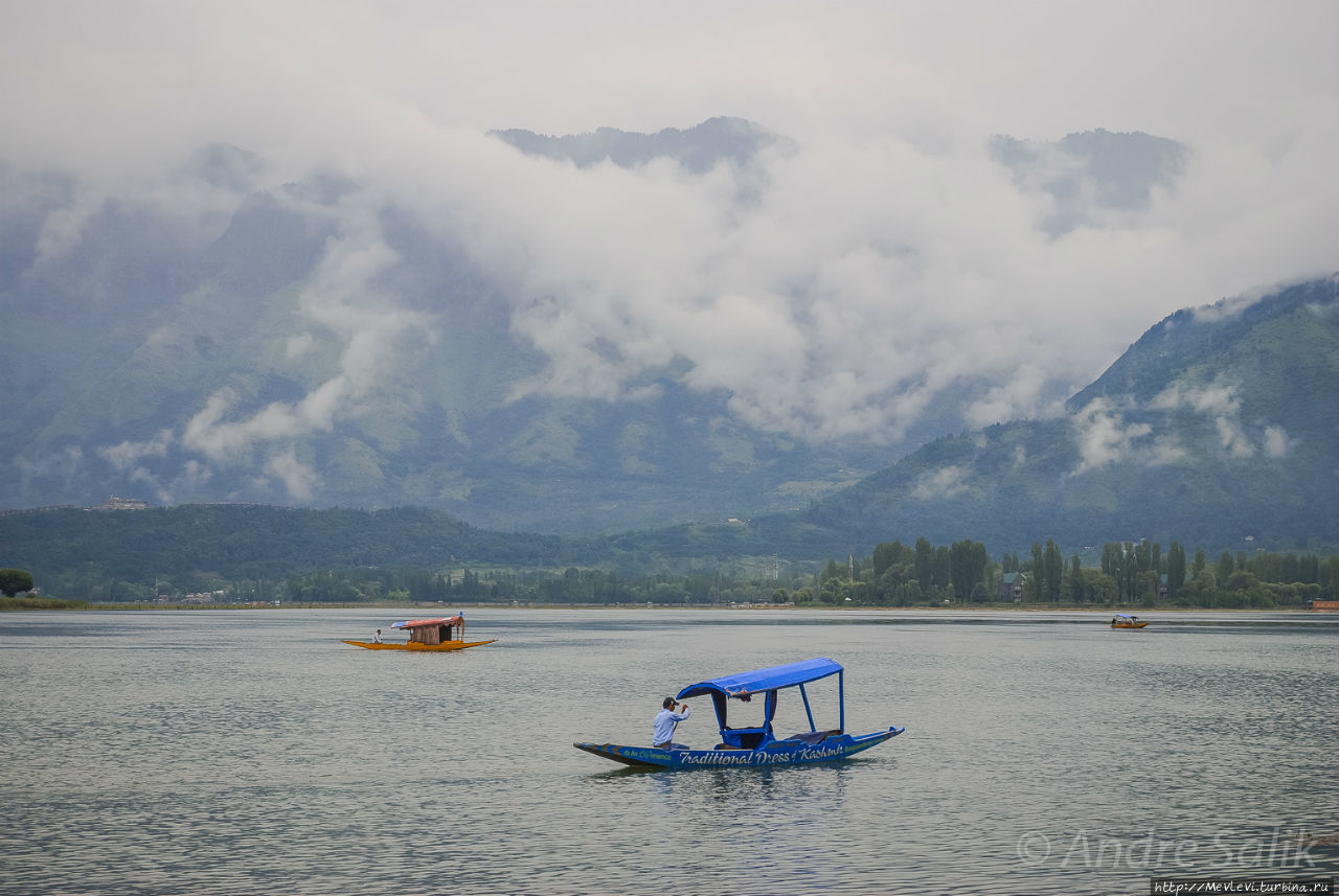 Озеро Дал с утреца Шринагар, Индия Озеро Дал с утреца Шринагар, Индия