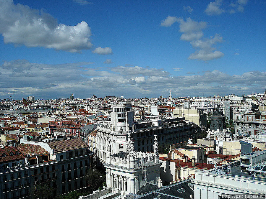 Вид со смотровой, на заднем плане белоснежная неоготическая церковь Мадрид, Испания