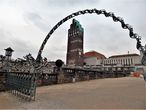 Последняя работа Ольбриха в Дармштадте — Выставочный зал и Свадебная башня (1907–1908). Крыша башни имеет форму руки, десница Божия, охраняющая Дармштадт