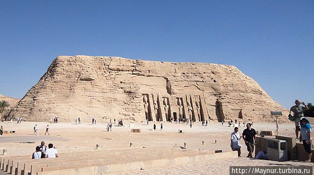 Рядом с большим храмом в скале вырублен храм поменьше, посвященный богине Хатор, который передает черты царицы Нефертари. В фасаде храма есть глубокие ниши, в которых установлены шесть фигур Рамсеса Второго и Нефертари. Высота статуй более 10 метров. Внутренние помещения богато украшены барельефами. Рядом с большим храмом в скале вырублен храм поменьше, посвященный богине Хатор, который передает черты царицы Нефертари. В фасаде храма есть глубокие ниши, в которых установлены шесть фигур Рамсеса Второго и Нефертари. Высота статуй более 10 метров. Внутренние помещения богато украшены барельефами.