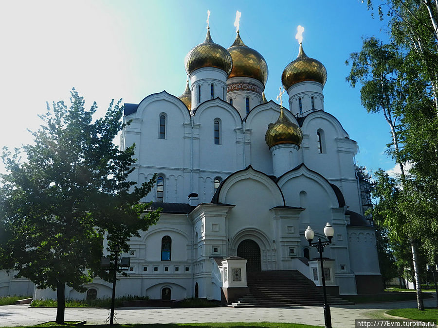 Золотятся маковки нового Свято-Успенского кафедрального собора Ярославля Россия