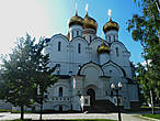Золотятся маковки нового Свято-Успенского кафедрального собора Ярославля