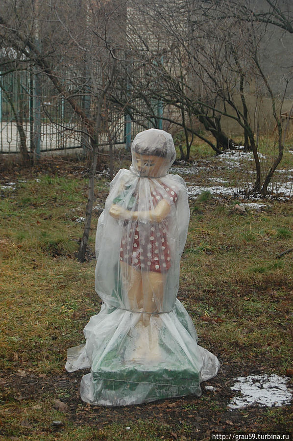 Закутанная в целлофан фигурка Закутанная в целлофан фигурка