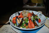 Салат с копченым лососем и мидиями. 170 NOK