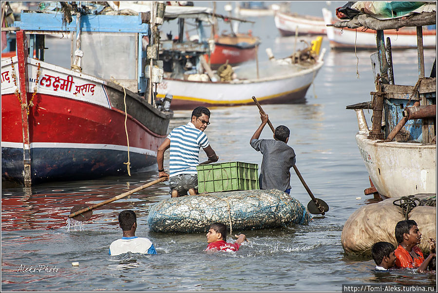 Кто на что горазд — различные плавучие средства...
* Кто на что горазд — различные плавучие средства...
*