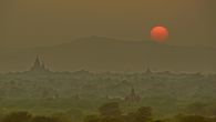 Солнце уходит за горы у реки Иравади.