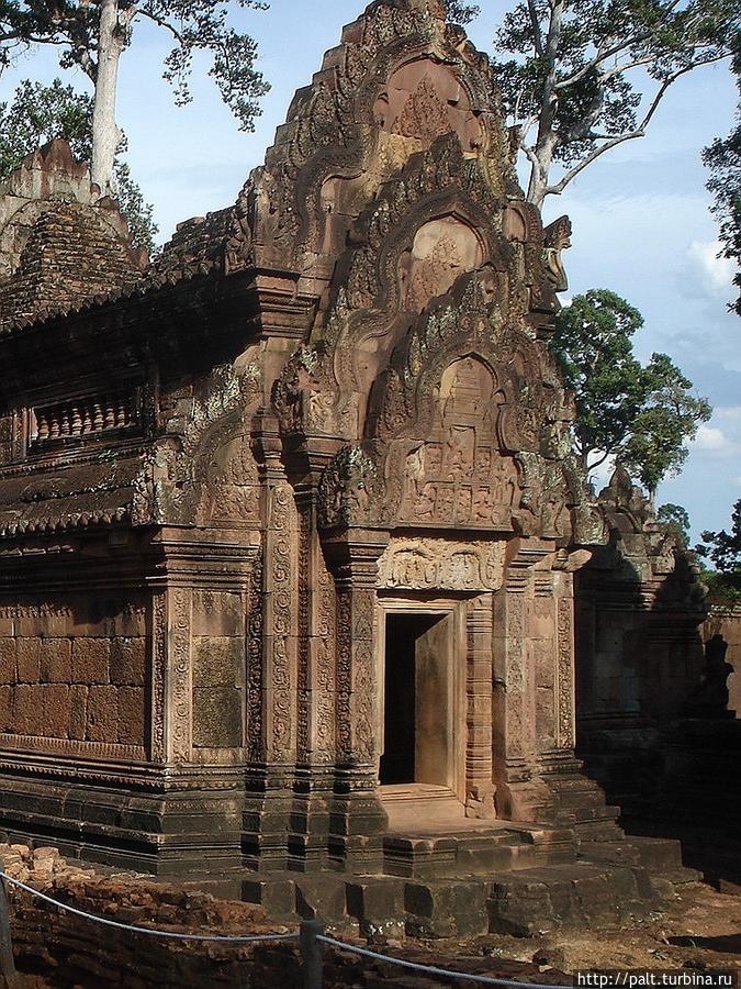Сцена на фронтоне изображена в стенах дворца очень реалистично, что дает возможность представить, какими были дворцы Ангкора. Ангкор (столица государства кхмеров), Камбоджа