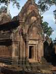 Сцена на фронтоне изображена в стенах дворца очень реалистично, что дает возможность представить, какими были дворцы Ангкора.
