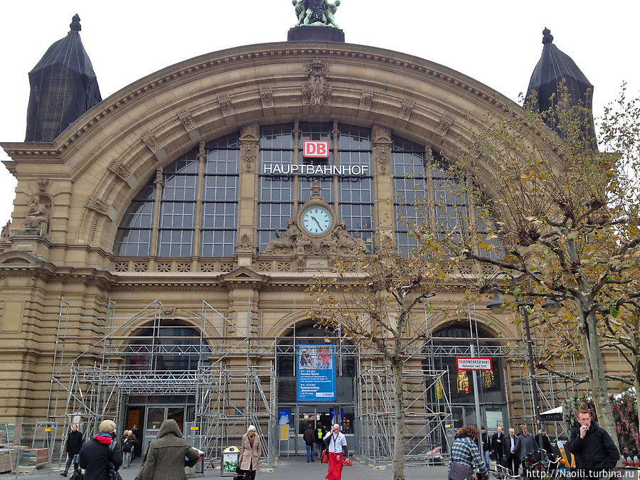 Центральный ж-д вокзал вероятно был построен в 19 веке и смотрится монументально Франкфурт-на-Майне, Германия