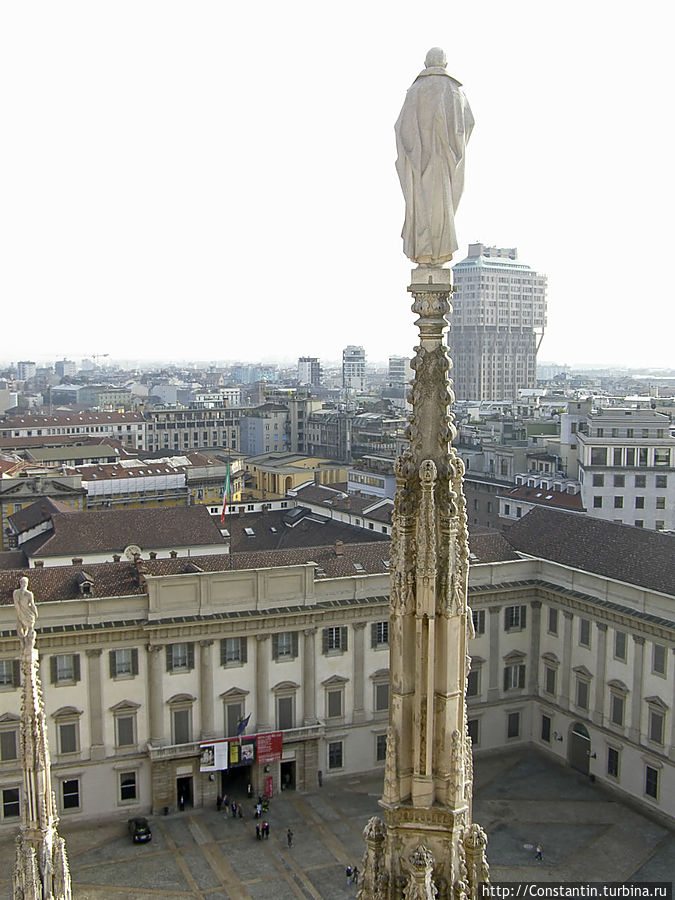 С юга вид на Палаццо Реале. За ним 26-этажная башня Торре Веласка — на проект здания в 1950-е оказали влияние средневековые замки, такие как Кастелло Сфорцеско. Милан, Италия