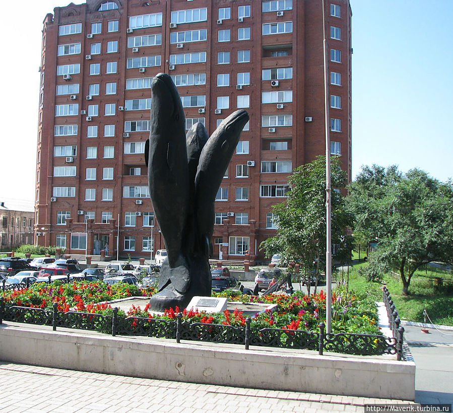 Три кита, как три цветочных лепестка застыли в вечном танце. Владивосток, Россия