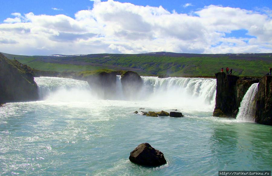 Обожествленный исландцами водопад Годафосс Акюрейри, Исландия