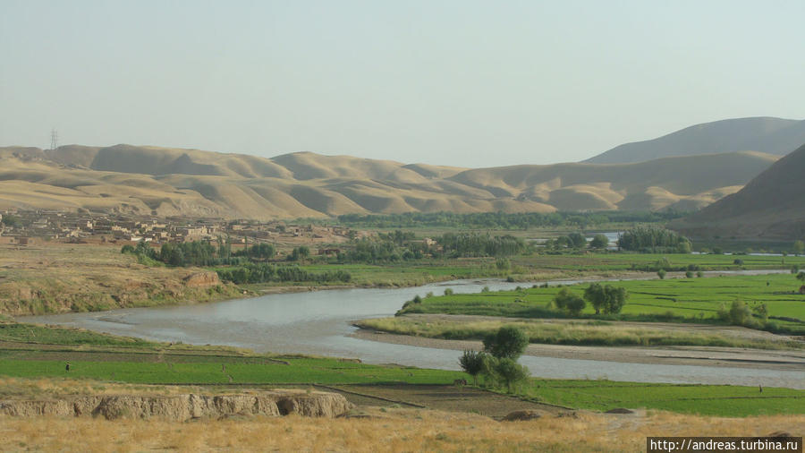 Немного зелени вдоль реки Афганистан