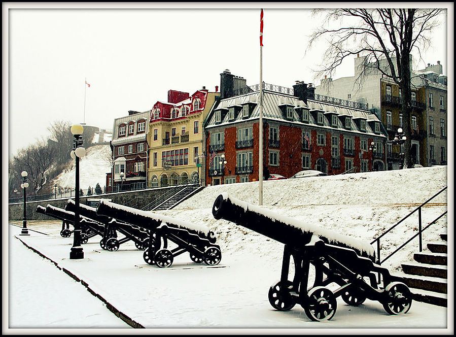 Обратите внимание на старые пушки. Сделаны они в России на Александровском заводе. Обратите внимание на старые пушки. Сделаны они в России на Александровском заводе.