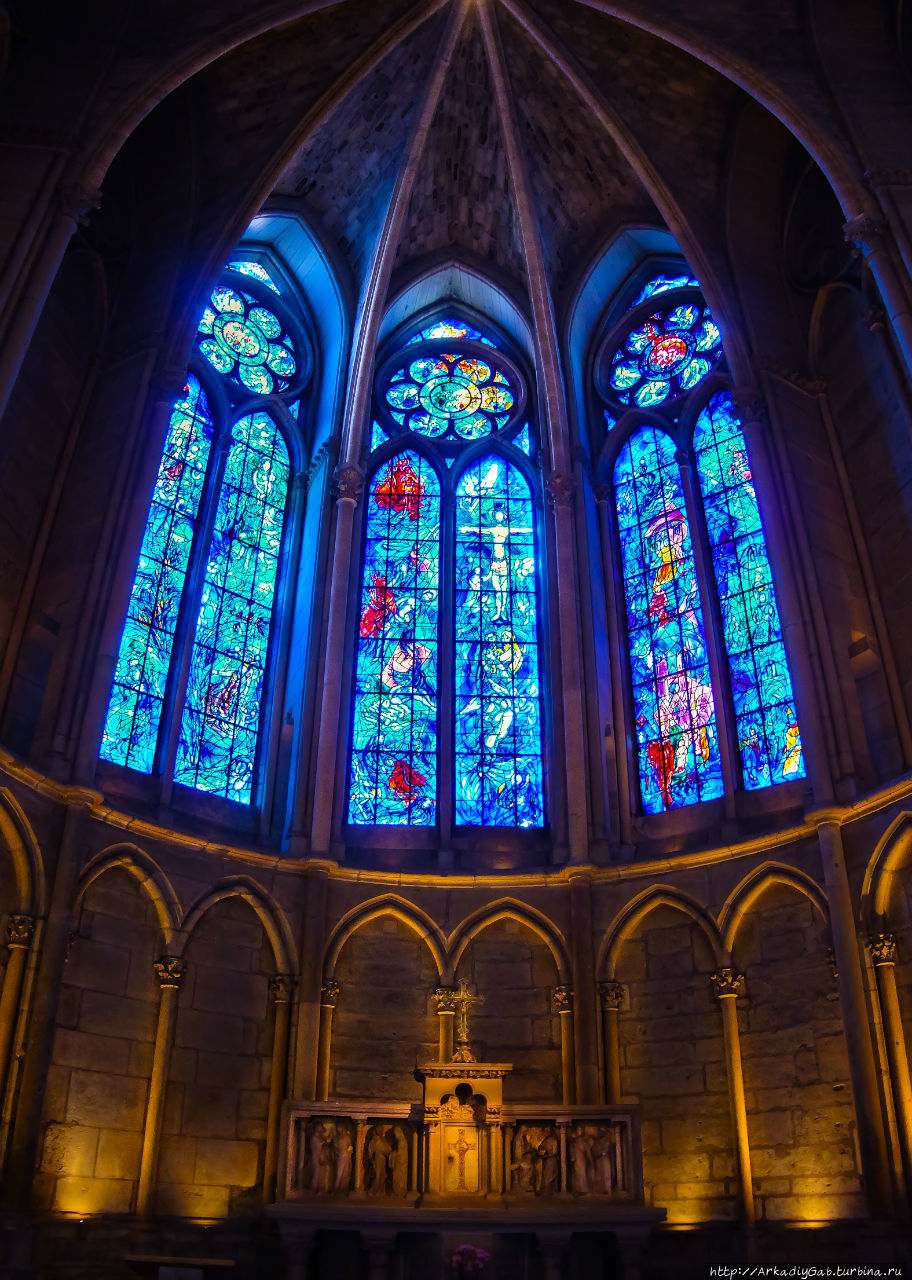 А эту капеллу уже в XX веке украсил витражами Марк Шагал, и она стала украшением собора и предметом гордости отечественных туристов. Реймс, Франция