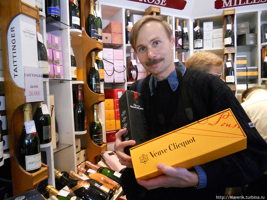 Помимо истории, реймс знаменит, конечно, и своим ШАМПАНСКИМ. Город расположен в регионе Шампань,а вокруг располагаются великолепные поля виноградников. Ещё в галло-римкие времена насчитывались тысячи винных погребов.
Конечно нужно приобрести бутылочку шампанского Вдова Клико. Стоит она 33 евро.Здесь можно и продегустировать вина и купить. Мне лично понравилось сухое красное от Филиппа Ротшильда. Рекомендую попробовать. Магазинчик находится напротив собора. Помимо истории, реймс знаменит, конечно, и своим ШАМПАНСКИМ. Город расположен в регионе Шампань,а вокруг располагаются великолепные поля виноградников. Ещё в галло-римкие времена насчитывались тысячи винных погребов.
Конечно нужно приобрести бутылочку шампанского Вдова Клико. Стоит она 33 евро.Здесь можно и продегустировать вина и купить. Мне лично понравилось сухое красное от Филиппа Ротшильда. Рекомендую попробовать. Магазинчик находится напротив собора.