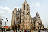 Леонский собор представяет изысканный стиль французской готики (его план идентичен Реймскому). Вообще, соборы Леона и Бургоса считаются лучшими готическими храмами Испании.
